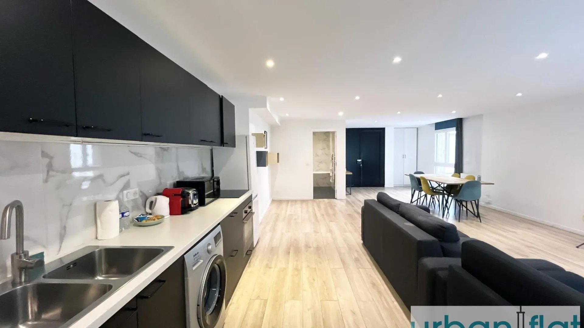Urban Flat 182 - Spacious 4 Bedroom Flat In Apartment