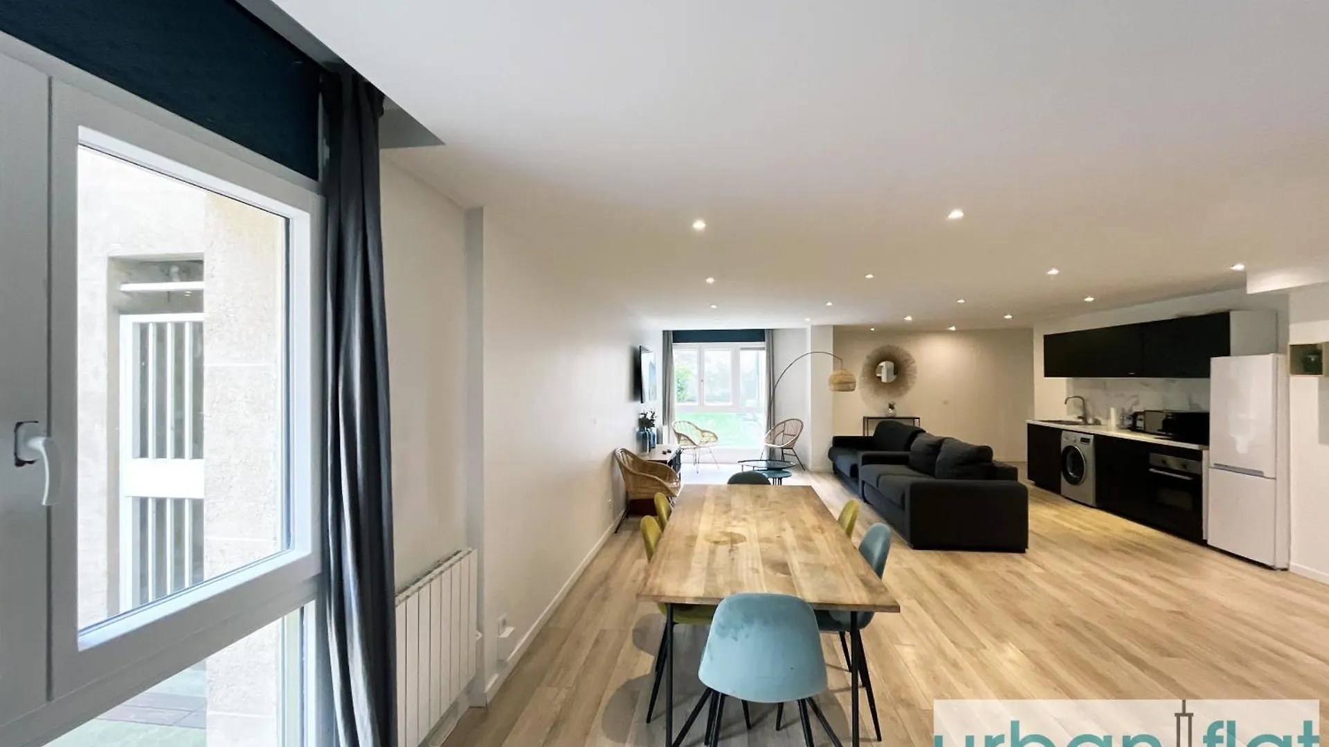 Urban Flat 182 - Spacious 4 Bedroom Flat In Apartment *